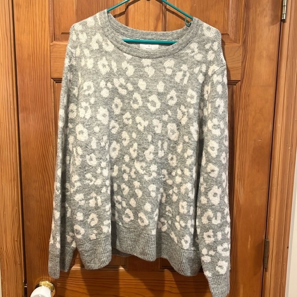 Old Navy women’s gray/ white animal print sweater size XXlarge. - Picture 1 of 7